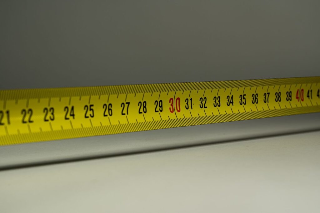Geel meetlint met centimeterverdeling om de airfryer mand afmetingen te meten