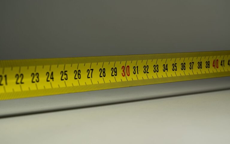 Geel meetlint met centimeterverdeling om de airfryer mand afmetingen te meten