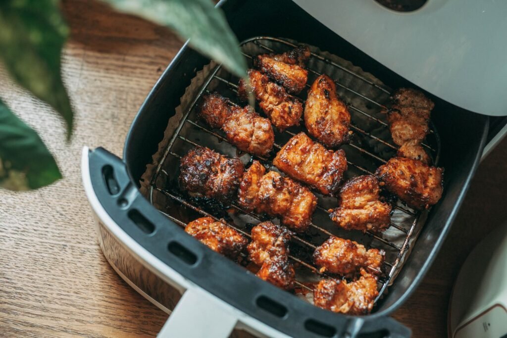 Krokante kip in de mand van een moderne airfryer: past dit accessoire in mijn airfryer?