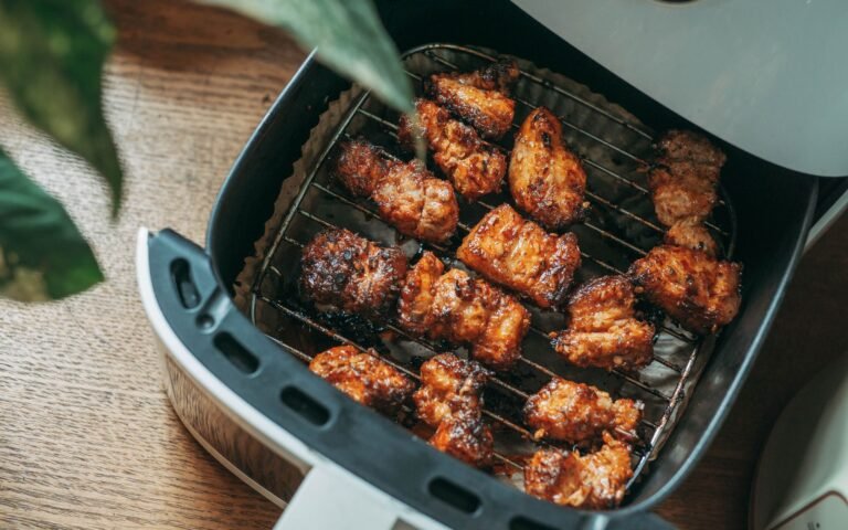 Krokante kip in de mand van een moderne airfryer: past dit accessoire in mijn airfryer?